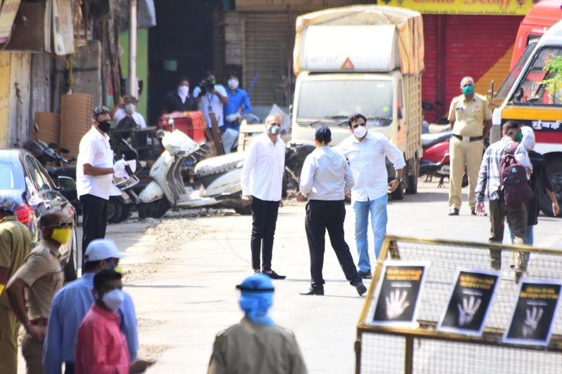 Actor Rishi Kapoor Last Rites Exclusive Photos