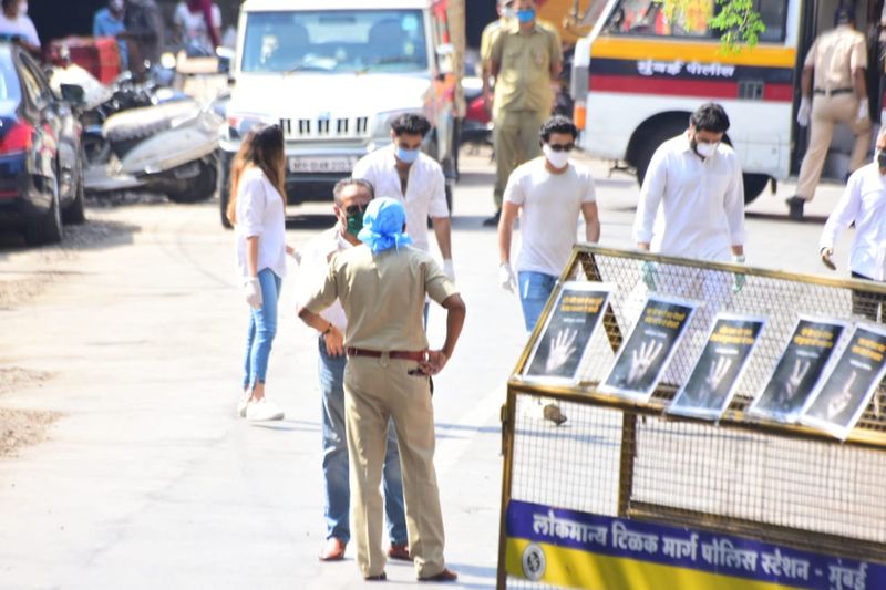 Actor Rishi Kapoor Last Rites Exclusive Photos