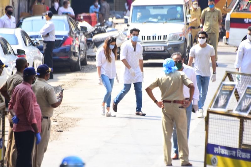 Actor Rishi Kapoor Last Rites Exclusive Photos