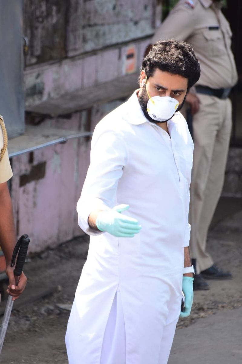 Actor Rishi Kapoor Last Rites Exclusive Photos