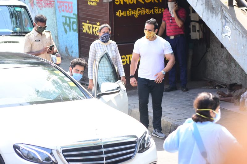 Actor Rishi Kapoor Last Rites Exclusive Photos