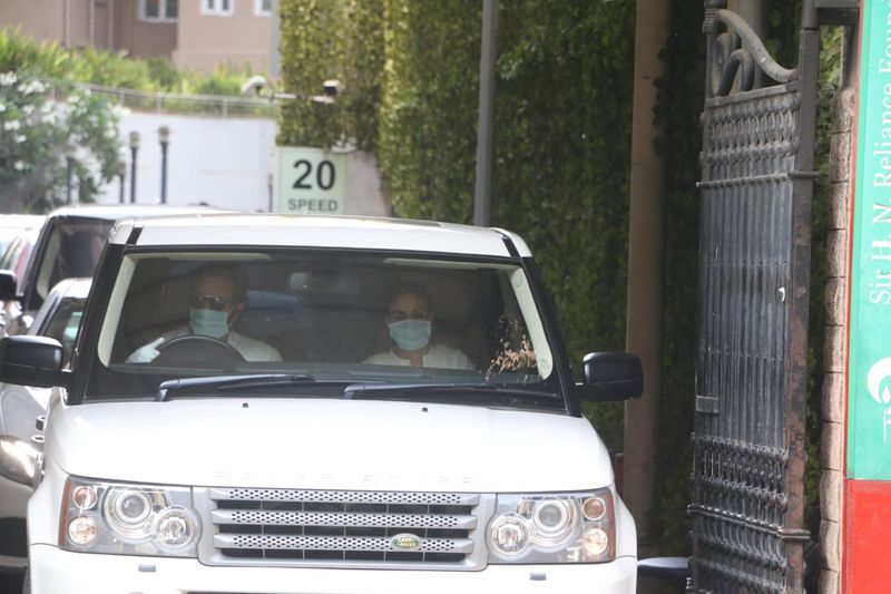 Actor Rishi Kapoor Last Rites Exclusive Photos