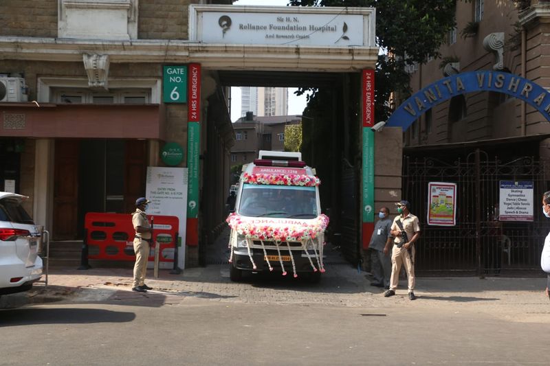 Actor Rishi Kapoor Last Rites Exclusive Photos