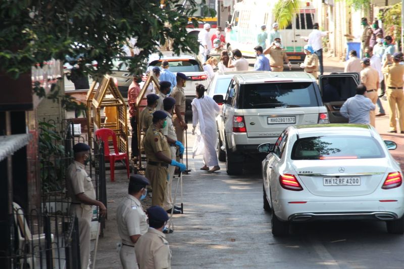 Actor Rishi Kapoor Last Rites Exclusive Photos