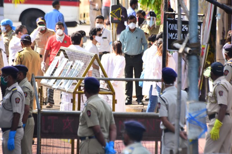 Actor Rishi Kapoor Last Rites Exclusive Photos