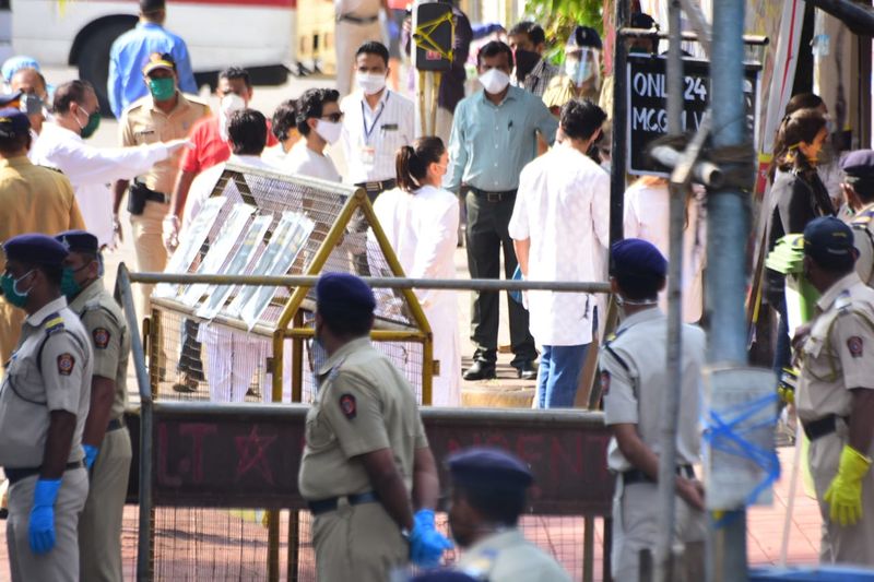 Actor Rishi Kapoor Last Rites Exclusive Photos