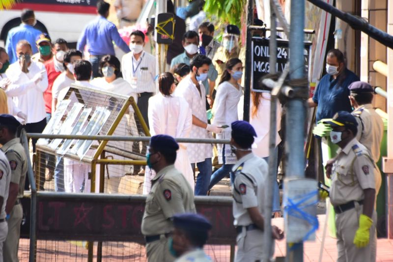 Actor Rishi Kapoor Last Rites Exclusive Photos