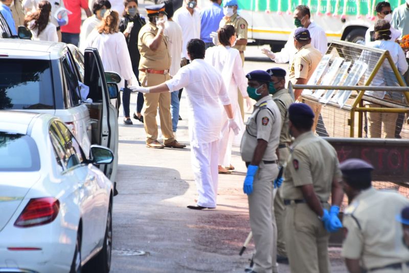 Actor Rishi Kapoor Last Rites Exclusive Photos