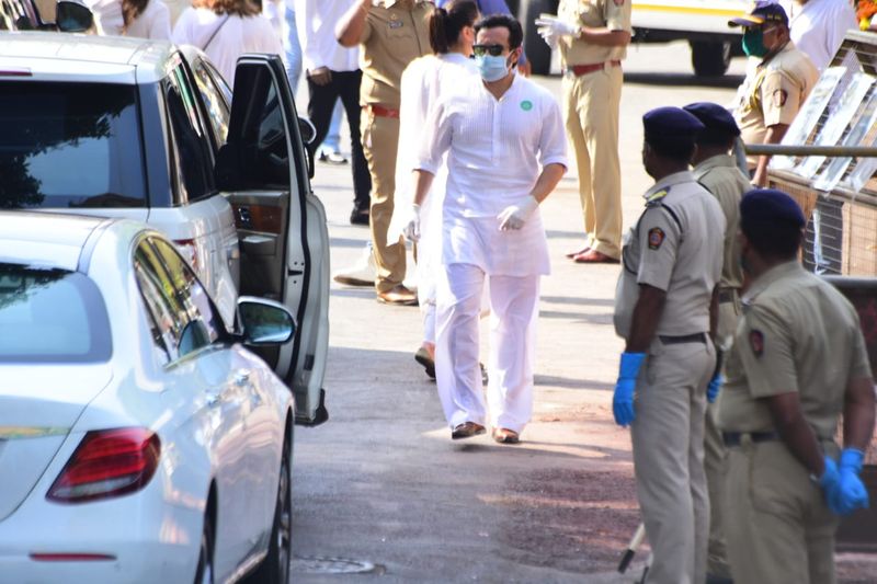Actor Rishi Kapoor Last Rites Exclusive Photos