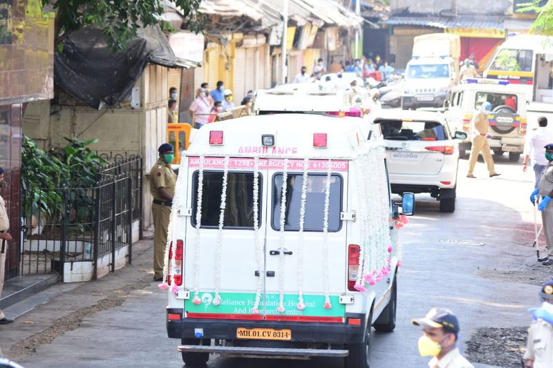 Actor Rishi Kapoor Last Rites Exclusive Photos