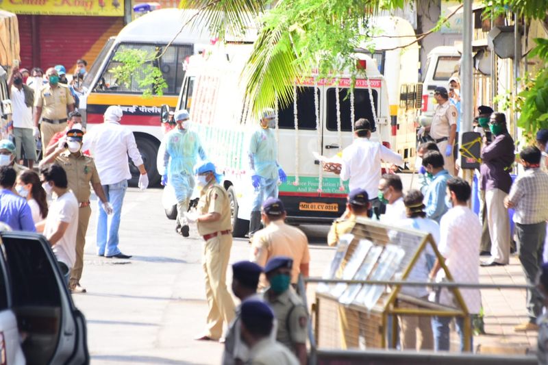 Actor Rishi Kapoor Last Rites Exclusive Photos