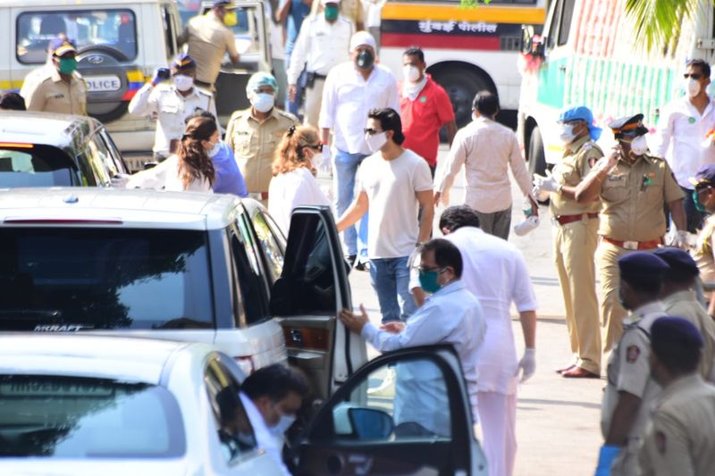 Actor Rishi Kapoor Last Rites Exclusive Photos