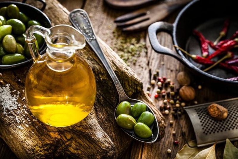 ഒലീവ് ഓയിൽ...വൃക്കരോഗമുള്ളവർ ഒലിവ് ഓയിൽ ഉപയോഗിക്കുന്നത് നല്ലതാണ്. ആരോഗ്യകരമായ കൊഴുപ്പിന്റെ ഉറവിടമാണിത്. ഒലേയിക് ആസിഡ് എന്ന മോണോ അൺസാച്ചുറേറ്റഡ് ഫാറ്റ് ആണ് ഇതിൽ അടങ്ങിയിട്ടുണ്ട്. ഇതിന് ആന്റി ഇൻഫ്ലമേറ്ററി ഗുണങ്ങൾ ഉണ്ട്.