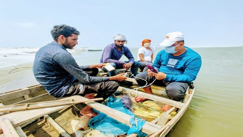 लखनऊ मुख्यालय परिक्षेत्र के निदेशक डाक सेवाएं कृष्ण कुमार यादव ने बताया कि घर की रसोई से लेकर खेतों तक, गांव की गलियों से लेकर नदियों में नाव तक पर जाकर डाकिया लोगों को एईपीएस के माध्यम से उनके बैंकों से पैसे निकालने की सुविधा दे रहे हैं।

