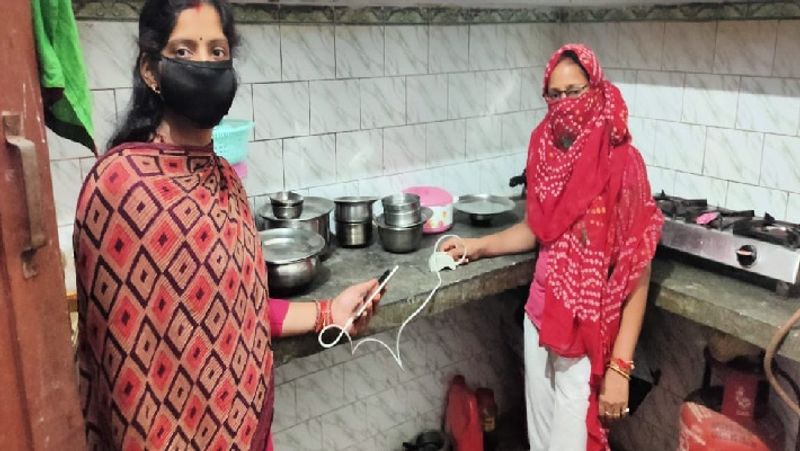 जिला प्रशासन के साथ विभिन्न स्कूलों व पंचायत भवनों पर कैंप लगाकर भी लोगों को रकम निकालने की सुविधा दी जा रही है। महामारी के इस दौर में डाककर्मी सोशल डिस्टेंसिंग व पूरी एहतियात बरतते हुए समर्पण भाव के साथ कार्य कर रहे हैं।
