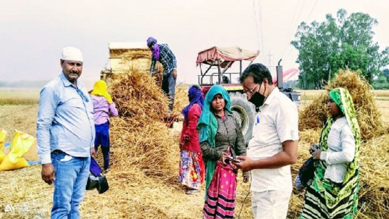 डाक निदेशक कृष्ण कुमार यादव ने कहा कि डाकियों के पास उपलब्ध माइक्रो एटीएम से प्रतिदिन एक व्यक्ति द्वारा आधार लिंक्ड अपने बैंक खाते से दस हजार रूपए तक की रकम निकाली जा सकती है। इसके लिए किसी भी प्रकार का चार्ज नहीं लिया जाता है।
