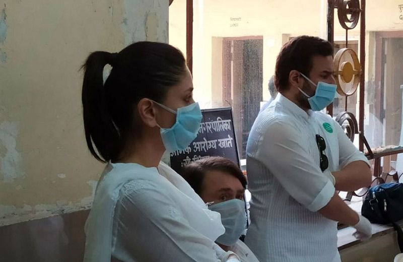 কাকু ঋষি কাপুরকে শেষ শ্রদ্ধা জানাতে চন্দনওয়াড়ি শশ্মানে রয়েছেন করিনা কাপুর এবং সইফ আলি খান