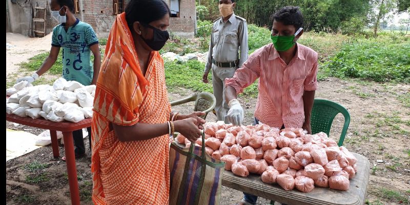 করোনা সংক্রমণ থেকে বাঁচতে ঘরবন্দি থাকা ছাড়া উপায় নেই। দীর্ঘমেয়াদি লকডাউন আর্থিক বিপর্যয় ডেকে আনবে না তো? আশঙ্কা বাড়ছে ক্রমশই।