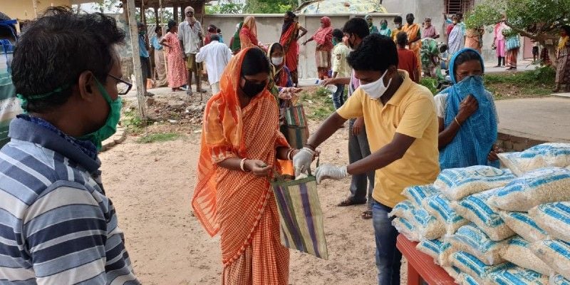 বর্ধমানের এই 'বিনেপয়সার বাজার'-এ হাজির ছিলেন স্থানীয় বিধায়ক নিশীথ মল্লিক-সহ বহু বিশিষ্ট ব্যক্তি।