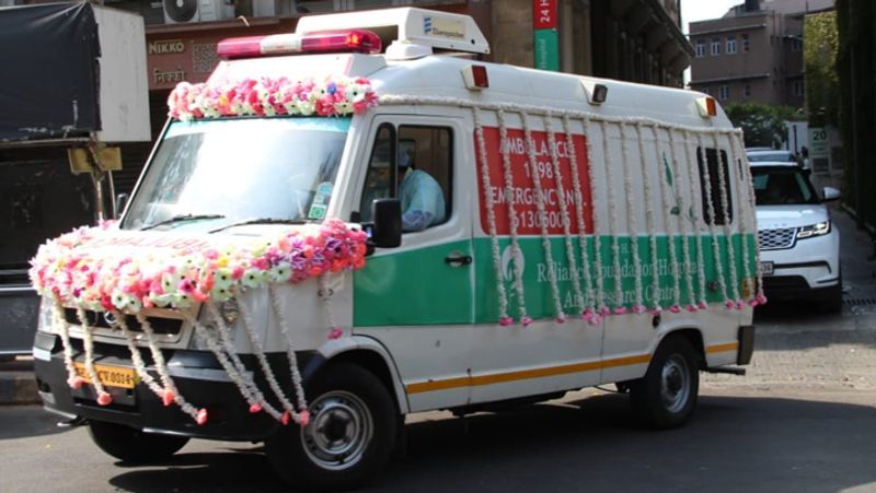 इसी एंबुलेंस में ऋषि कपूर का पार्थिव शरीर अस्पताल से श्मशान तक पहुंचा।