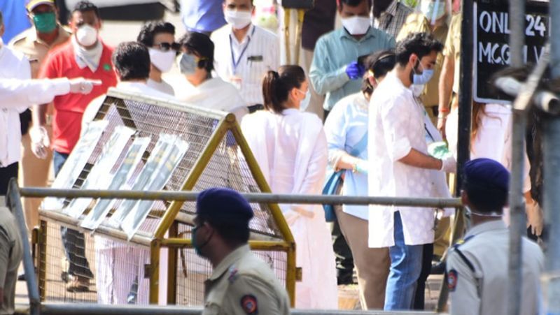 करीना कपूर, अरमान जैन सहित कपूर खानदान के अन्य सदस्य ऋषि कपूर के अंतिम संस्कार में शामिल हुए।