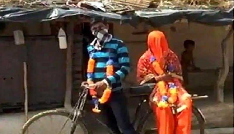 कल्कू ने कहा, पुलिस ने मेरे साथ किसी को भी आने की इजाजत नहीं दी, इसलिए शादी में कोई बाराती नहीं आ सका। मेरे नाते-रिश्तेदारों ने मुझे सलाह दी कि विवाह को टालना नहीं चाहिए और अकेले चले जाने के लिए कहा।
