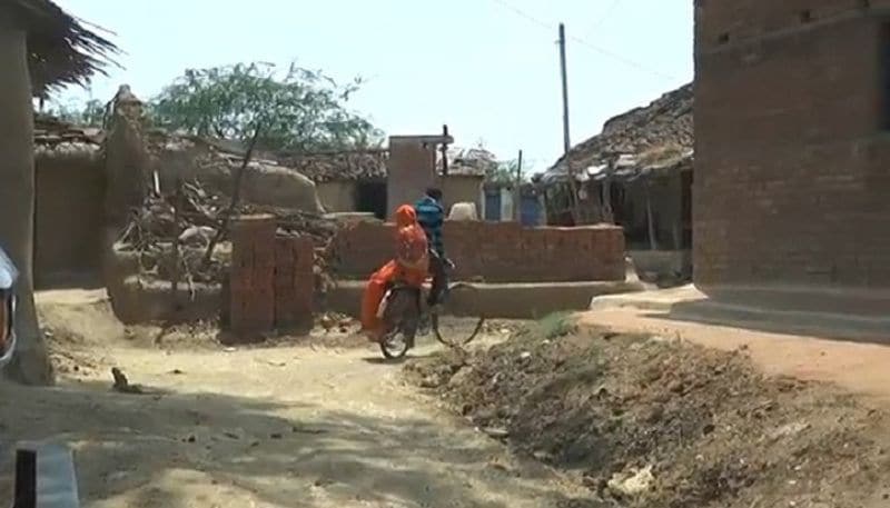कल्कू और रिंकी का विवाह 28 अप्रैल को बाबा ध्यानदास आश्रम में संपन्न हुआ। बुधवार को वर-वधू साइकिल से दूसरे जिले के पुतहिया गांव लौट आए। कल्कू ने कहा, मैं एक यादगार शादी चाहता था, जो लॉकडाउन के चलते ऐसा नहीं हो सका, जिसका मुझे दुःख है।