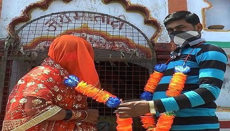 इसके लिए दूल्हा कक्कू 27 अप्रैल को साइकिल से ससुराल के लिए निकल पड़ा। इसी दिन देर शाम ससुराल पहुंचकर सबको चौंका दिया। इस तरह उसने लॉकडाउन को अपनी शादी में बाधक नहीं बनने दिया।