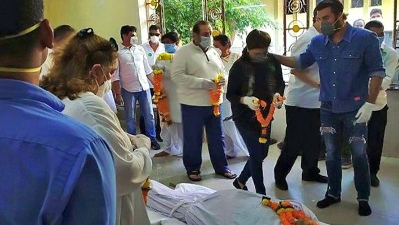 नीतू कपूर और रणबीर के अलावा करीना कपूर, अभिषेक बच्चन, ऐश्वर्या राय बच्चन, अनिल अंबानी, आलिया भट्ट, रीमा जैन, मनोज जैन, आदर जैन, अनीशा जैन, विमल पारीख, डॉ. टंडन और राहुल रवैल श्मशान घाट पर ऋषि कपूर को आखिरी विदाई देने के लिए मौजूद थे।