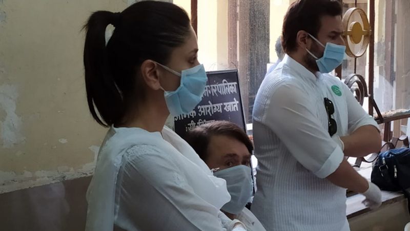 पति सैफ अली खान और पापा रणधीर कपूर के साथ करीना कपूर।