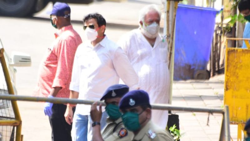 फिल्ममेकर राहुल रवैल भी अंतिम यात्रा में शामिल हुए।