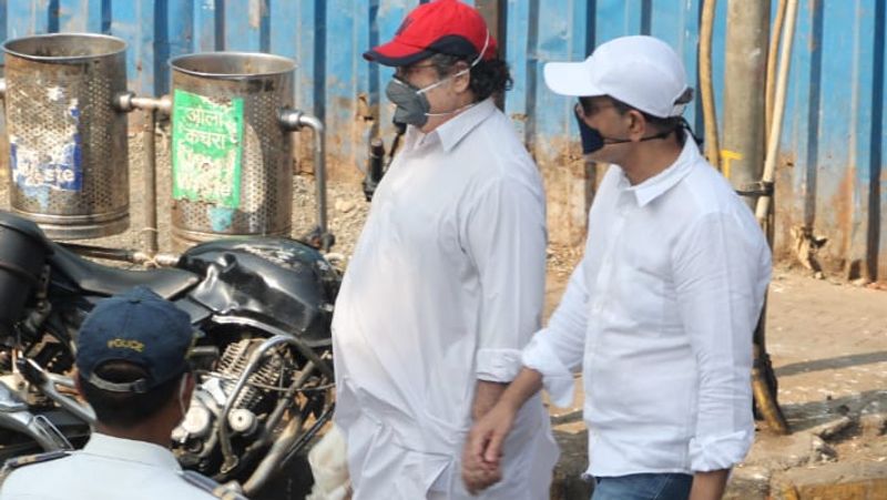 शशि कपूर का बेटा कुणाल कपूर भी अंतिम यात्रा में शामिल हुए।