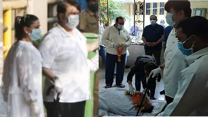 छोटे भाई ऋषि कपूर को अंतिम विदाई देने बड़े भैया रणधीर कपूर बेटी करीना कपूर और छड़ी का सहारा लेकर अंतिम संस्कार में पहुंचे। छोटे भाई की बॉडी देखकर रणधीर अपने आंसू नहीं रोक पाए। वहीं, नीतू कपूर ने पति की डेड बॉडी पर फूलों की माला चढ़ाई। फूलों की माला चढ़ाने के बाद उन्होंने पति का चेहरा सहलाया और फूट-फूटकर रोने लगी।