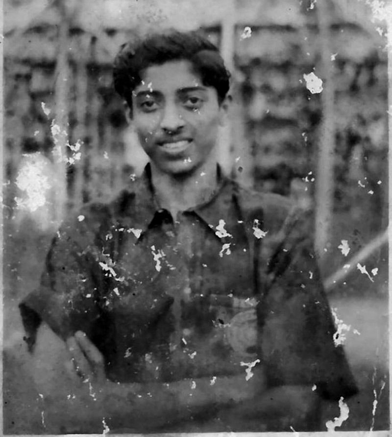 ১৯৩৮ সালের ৩০ এপ্রিল অবিভক্ত ভারতের কিশোরগঞ্জ বর্তমানে বাংলাদেশে অবস্থিত, সেখানেই জন্মগ্রহণ করেন সুবিমল গোস্বামী ওরফে চুনী গোস্বামী। ছোট বেলা থেকেই ফুটবলরে প্রতি ভালবাসা ছিল অপরীসিম। ফুটবলকেই কেরিয়ার হিসেবে বেছে নেন চুনী।