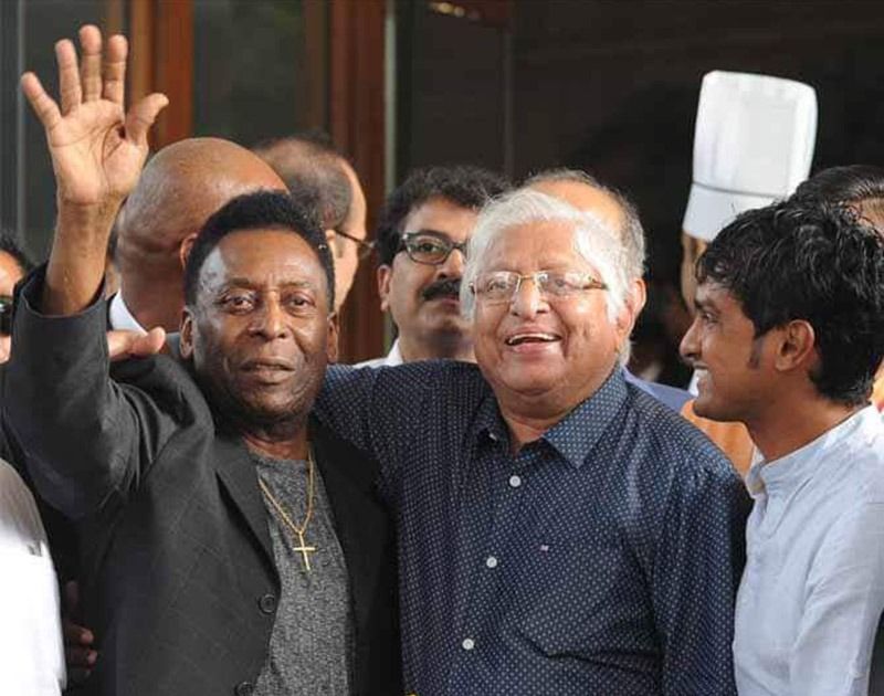 কয়েক বছর আগেই কলকাতায় এসেছিলেন ফুটবল সম্রাট পেলে। সেই সময় পেলের সঙ্গে সাক্ষাৎ করেছিলেন চুনী গোস্বামী। দুজনের মধ্যে বেশ কিছু সময় কথাও হয়। সেই সময়ই এক ফ্রেমে ধরা হয় দুই কিংবদন্তীকে।