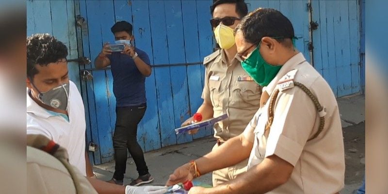 করোনা আতঙ্কে যখন বাড়িতে পরিবারের সঙ্গে সময় কাটাচ্ছেন সকলেই, তখন কর্তব্যের খাতিরে পথে নেমেছেন পুলিশকর্মীরা।