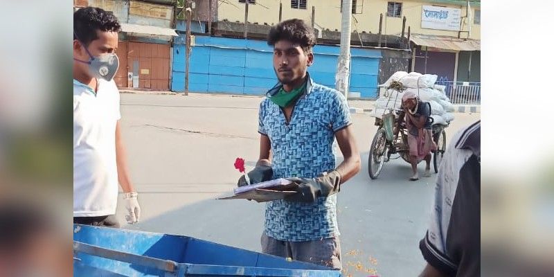 ৫ দিন কয়েক আগে ভিড় সরাতে পুলিশকর্মীরা আক্রান্ত হন হাওড়ায়। ভাঙচুর চলে পুলিশের দুটি গাড়িতেও। এবার উল্টো ছবি দেখা গেল রায়গঞ্জে।