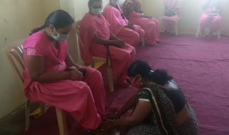 ಕೊರೋನಾ ವಾರಿಯರ್ಸ್ಗೆ ಪಾದಪೂಜೆ ಮಾಡಿ ಗೌರವ ಸಲ್ಲಿಕೆ