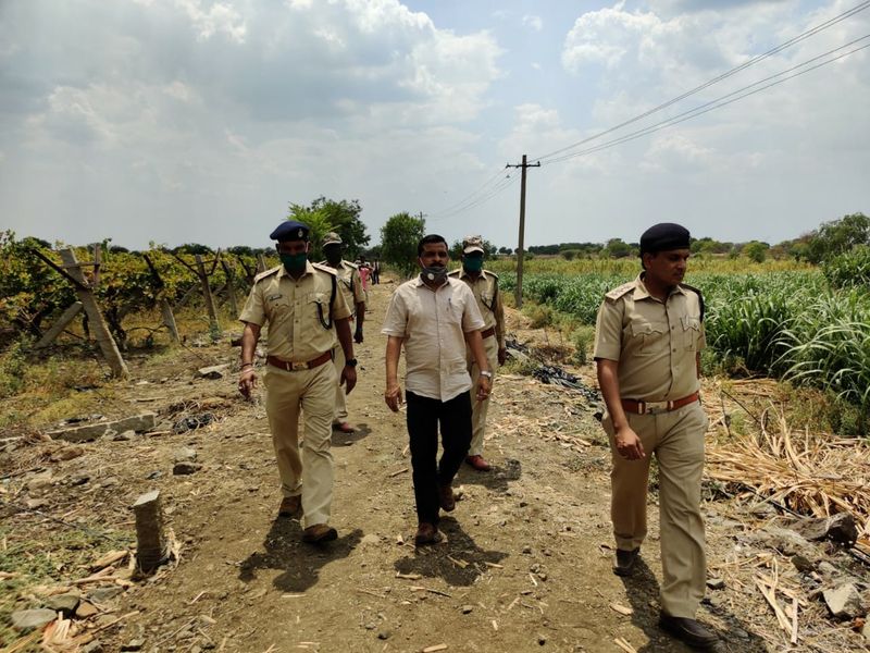 ಕೊರೋನಾ ಆತಂಕ ಹೆಚ್ಚುತ್ತಿರುವಾಗಲೇ ಇತ್ತ ಕಬ್ಬಿನ ಗದ್ದೆಗಳಲ್ಲಿ ಚಿರತೆ ಪ್ರತ್ಯಕ್ಷವಾಗಿ ಭೀತಿ ಮೂಡಿಸಿದೆ