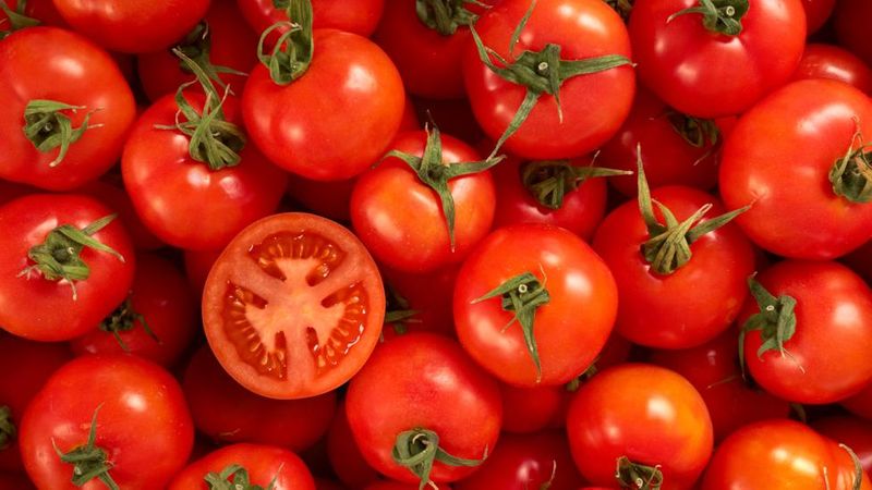 Effective use tomato to get glowing skin in daily skin care routine BDD