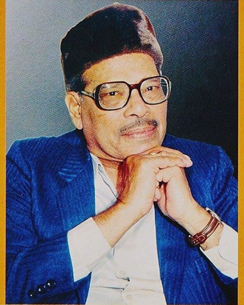 তবে তিনি গাইতে বারণ করে দেন, এবং সেই সময় মান্না দের ঝুলিতে গিয়ে পড়ে সেই প্রস্তাব।