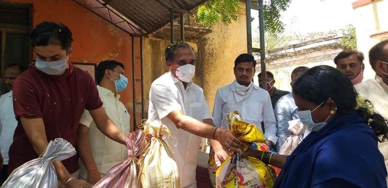 ಕಳೆದ 37 ದಿನಗಳಿಂದ ಆಹಾರ ಪೂರೈಕೆ ಮಾಡುತ್ತಿರುವ ಶಾಸಕ ಪರಣ್ಣ ಮುನವಳ್ಳಿ 