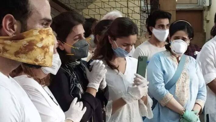 Rishi Kapoor cremation Riddhima Kapoor watched funeral on live video with Alia Bhatt Rishi Kapoor cremation Riddhima Kapoor watched funeral on live video with Alia Bhatt