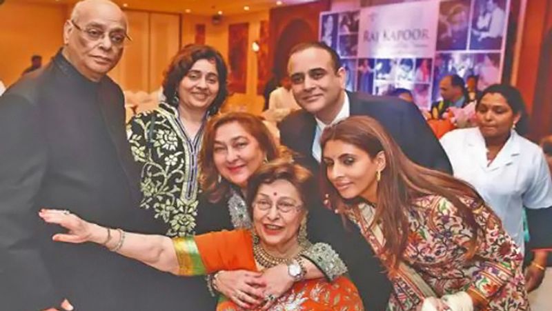 राज कपूर की छोटी बेटी रितु की शादी राजन नंदा से हुई। इनके बेटे निखिल नंदा की शादी अमिताभ बच्चन की बेटी श्वेता से हुई है। श्वेता और निखिल के दो बच्चे हैं। अगस्त्या और नव्या नवेली हैं। 