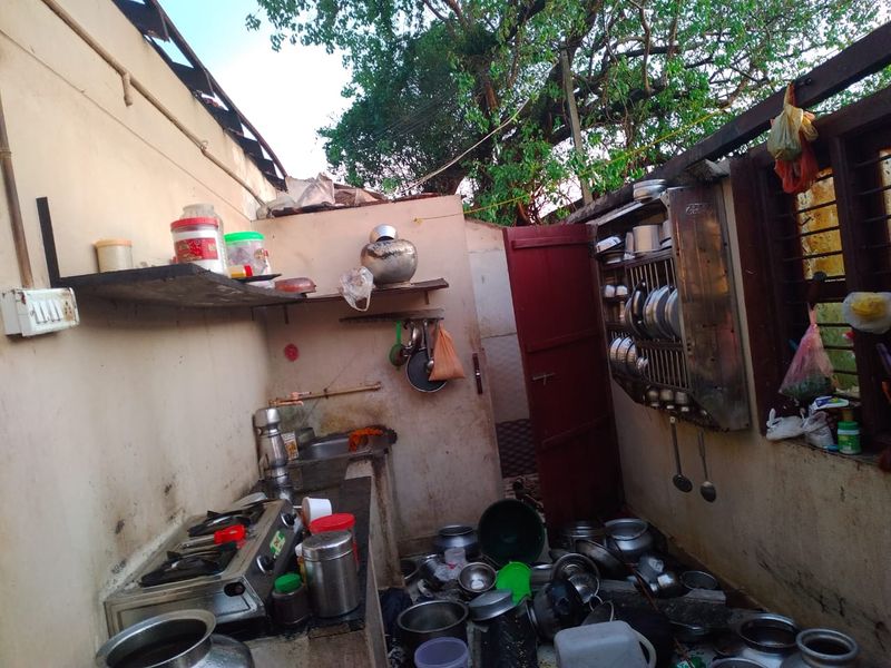 ಇಳಂತಿಲದಲ್ಲಿ ಗಾಳಿಮಳೆಗೆ ಮರಗಳು ಉರುಳಿ ಬಿದ್ದಿದ್ದು, 6 ವಿದ್ಯುತ್ ಕಂಬಗಳು ತುಂಡಾಗಿದೆ. ಒಂದು ವಿದ್ಯುತ್ ಪರಿವರ್ತಕ ಸಂಪೂರ್ಣ ಹಾನಿಗೀಡಾಗಿದೆ.