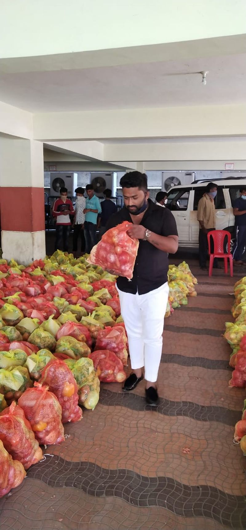 ಬೆಳಗ್ಗೆ 1000 ಜನರಿಗೆ ಹಾಗೂ ರಾತ್ರಿ 1000 ಜನರಿಗೆ ಆಹಾರ ನೀಡುತ್ತಾರೆ.