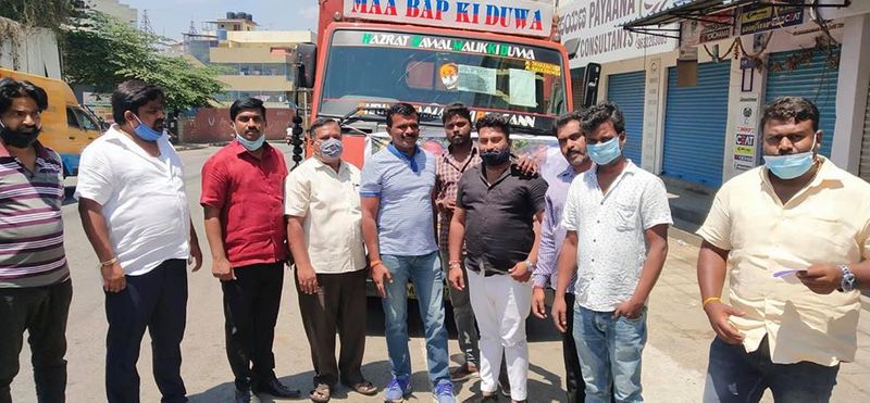 ದಿನಕ್ಕೆ 50 ಮಂದಿ ತಂಡವಾಗಿ ರಚಿಸಿಕೊಂಡು, ರಂಜಿತ್ ನೇತೃತ್ವದಲ್ಲಿ ಆಹಾರ ವಿತರಿಸುತ್ತಾರೆ.
