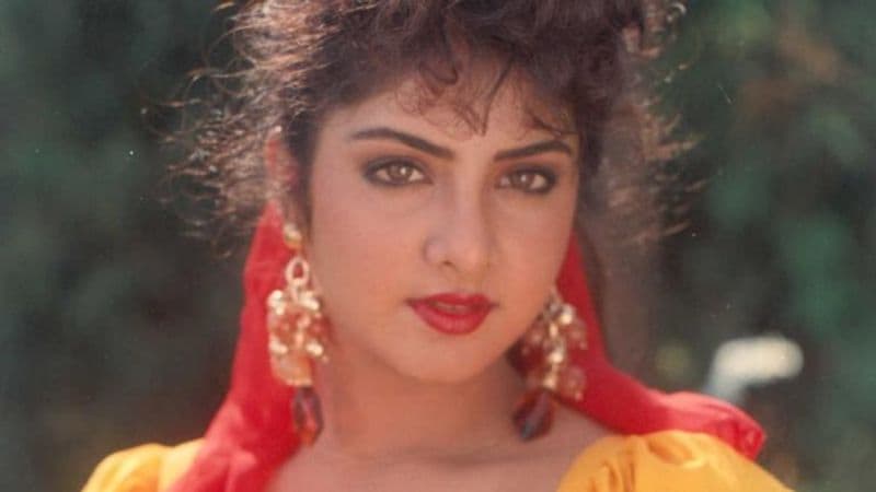 Divya Bharti, who won millions of hearts, passed away when she was just 19 years old. Her death was shocking for fans. She fell from the 5th floor of her house in Versova, Mumbai.