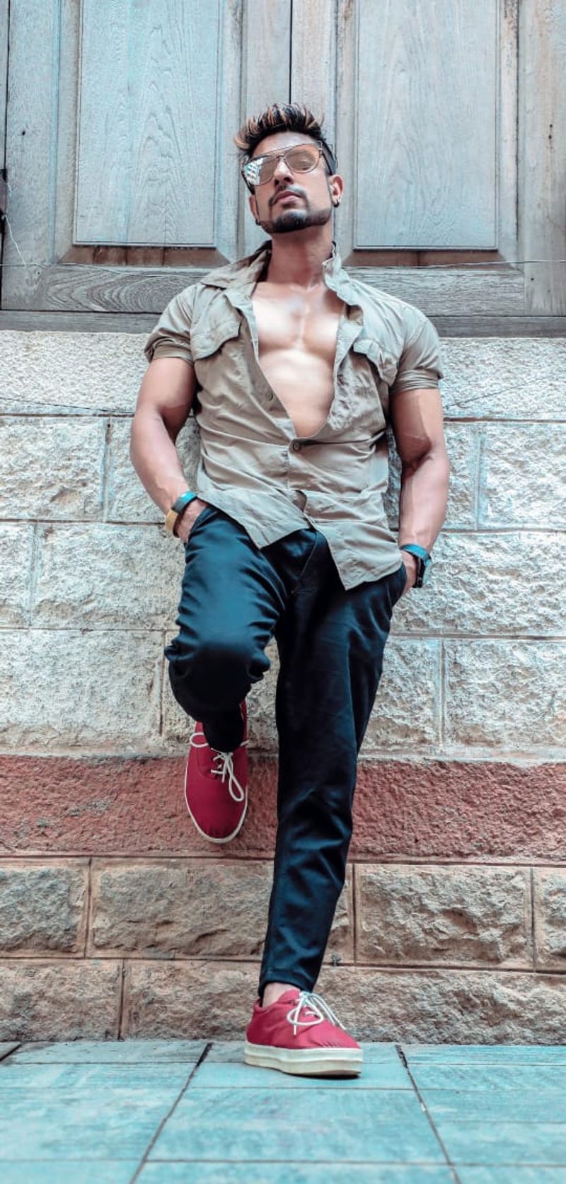ಡಿಪ್ಲೊಮಾ ಇನ್ ಆಕ್ಟಿಂಗ್ ಹಾಗೂ ಡೈರೆಕ್ಷನ್ನಲ್ಲಿ ಪದವೀಧರ .