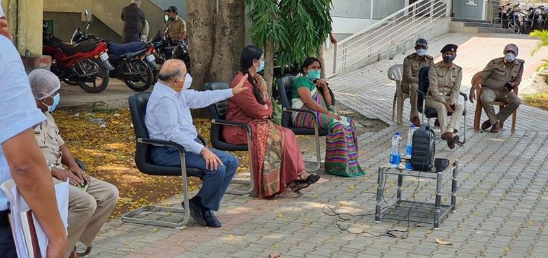 ಅಗತ್ಯವಸ್ತುಗಳ ಪೂರೈಕೆಗೆ ಕ್ರಮ ಕೈಗೊಳ್ಳೋದಾಗಿ ಡಿಸಿ ಡಾ.ಎಸ್.ಬಿ.ಬೊಮ್ಮನಹಳ್ಳಿ ಭರವಸೆ